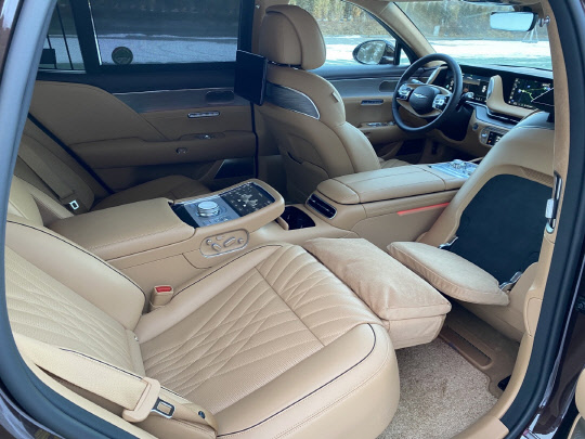 제네시스 G90 2열. 레스트(REST) 모드로 설정한 모습. 장우진 기자